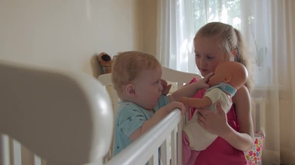 Little Sister Toddler Brother Play — Vídeos de Stock