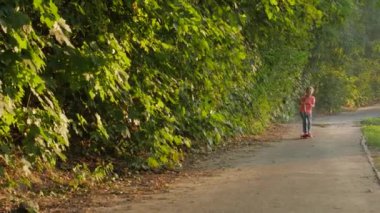 Park 'ta Scooter süren küçük kız.