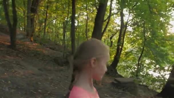 Little Girl Looks Around In Forest — ストック動画