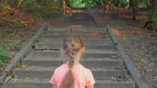 La bambina si guarda intorno nel parco — Video Stock