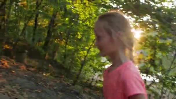 Kleines Mädchen spaziert allein durch Park — Stockvideo