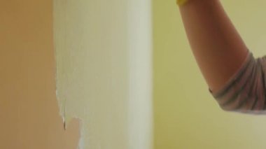 Kız Duvar Kapanışını Boyuyor