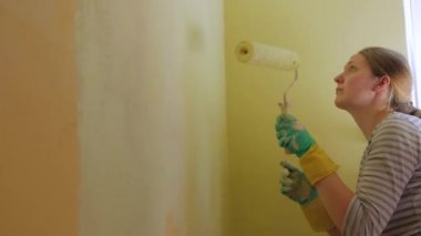 Duvarı Boyayan Genç Kadın