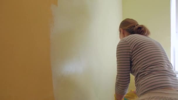 Flickan målar muren — Stockvideo