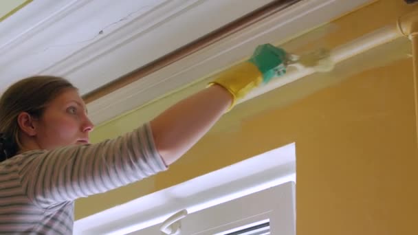 Дівчинка прочісує стіни — стокове відео
