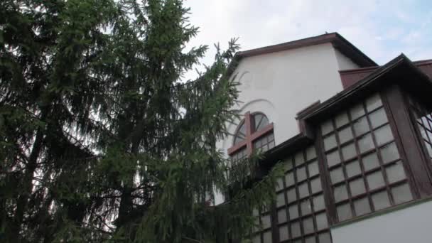 Фасад старого здания христианской церкви — стоковое видео
