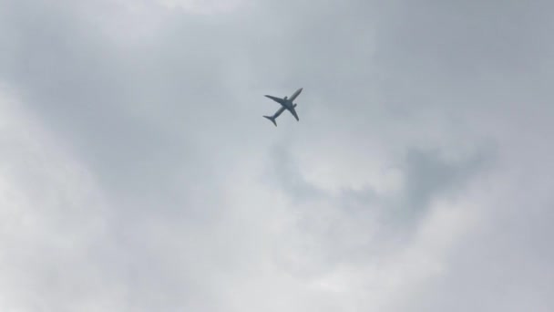 Σύννεφα ουρανός και το αεροπλάνο — Αρχείο Βίντεο