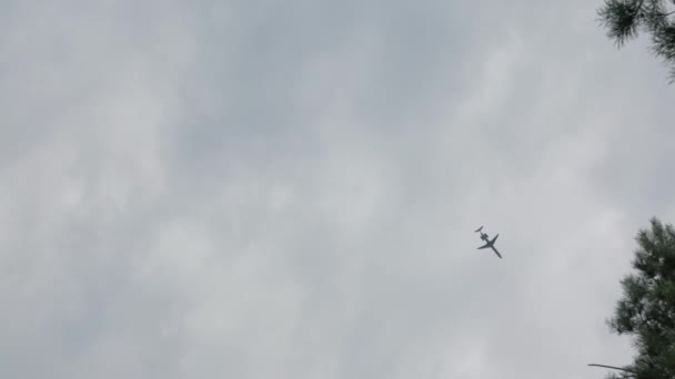 Avião voa no tempo de nuvens — Vídeo de Stock