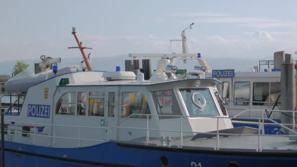 La police de bateau dans le port — Video