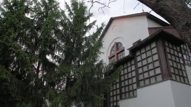 Cruz de madera en edificio de la iglesia — Vídeo de stock