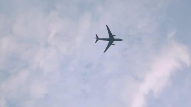 Avión vuela en nubes cielo — Vídeos de Stock