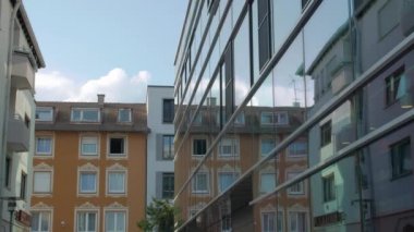Eski Caddedeki Modern Cam Cephe