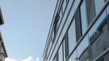 Old Street Modern Cam Cephesi