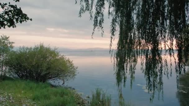 Balsa de paisagem no lago — Vídeo de Stock