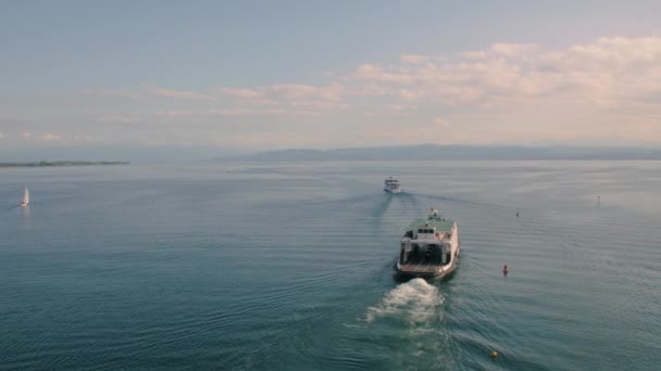 Boot en veerboot zeilen op het meer — Stockvideo