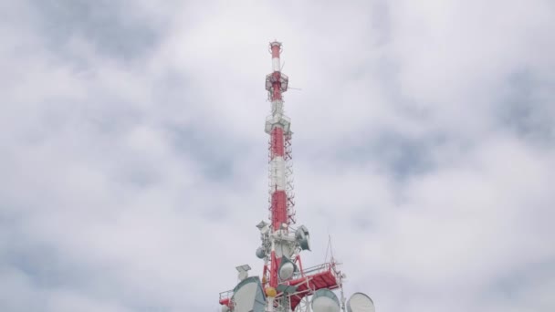Torre de TV Nubes y bosque — Vídeo de stock