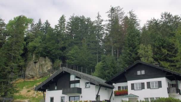 Casa na montanha da floresta — Vídeo de Stock