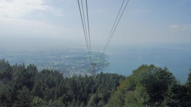 Seilbahn über den Wald — Stockvideo