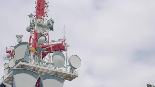 Platos satélite en la torre de TV — Vídeo de stock