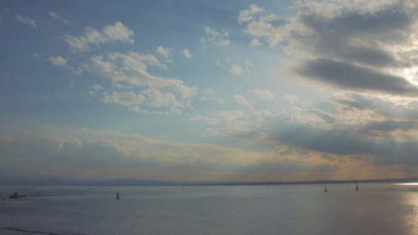 Rayons de soleil à travers les nuages sur l'eau — Video