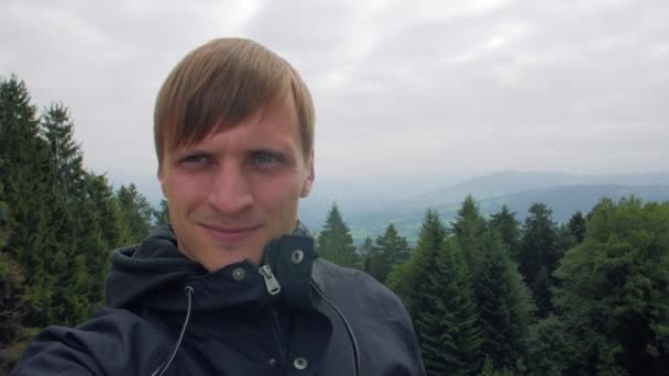 Młody człowiek Podróżnik Góry Selfie — Wideo stockowe