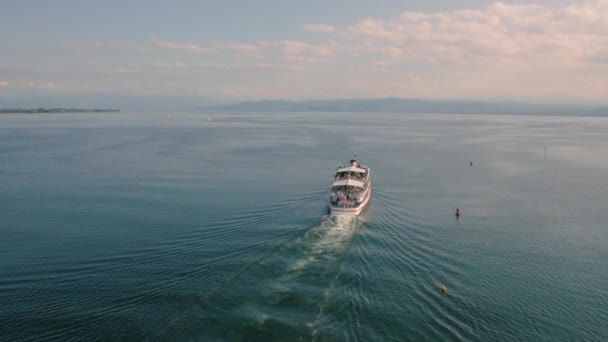 Barca con turisti che navigano sul lago — Video Stock