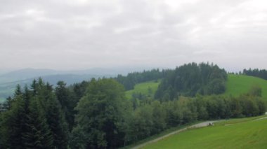 Orman ve Dağ manzarası Bulutları