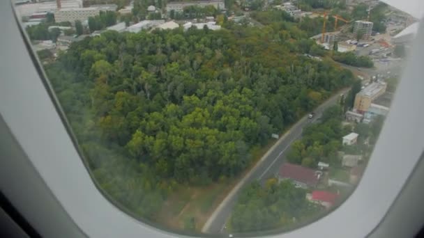 Gebouwen in een buitenwijk vanuit een vliegtuig — Stockvideo