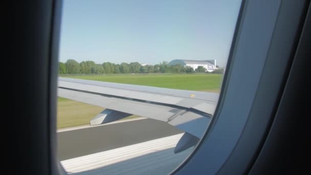 Vliegtuig stijgt op vanaf de startbaan — Stockvideo