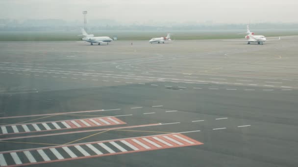 Business Planes On The Runway — Stock Video