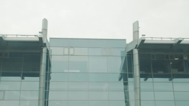 Het Glass Airport Building — Stockvideo