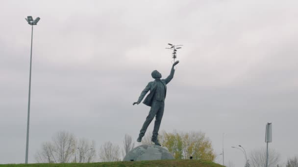 Das Denkmal des Flugzeugkonstrukteurs — Stockvideo