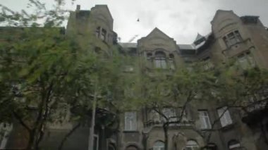 Güvercin Eski Binalardan Uçar