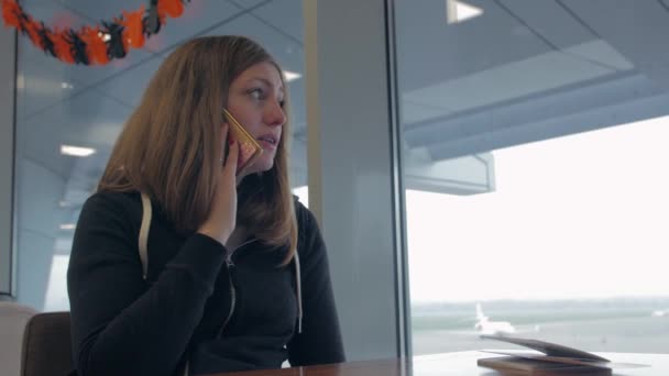 Luchthaven meisje praten over de telefoon — Stockvideo