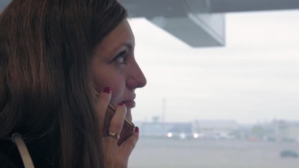 Havaalanındaki kız telefonda konuşuyor. — Stok video