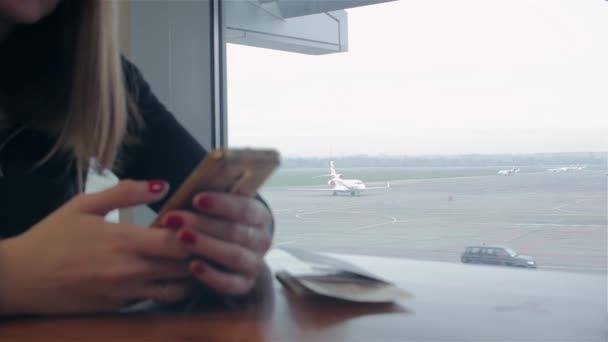 Щаслива дівчина чекає відходу з аеропорту — стокове відео