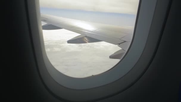 Felhők felett a repülőgép ablakából — Stock videók