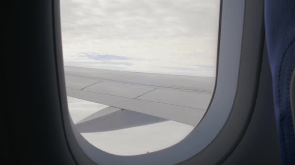 Vliegtuig vliegen boven de wolken — Stockvideo