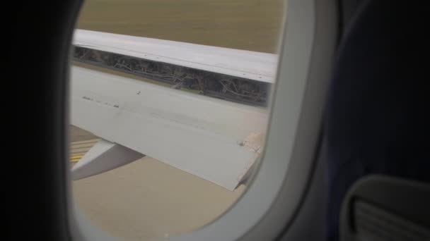 Vliegtuig vleugelkleppen is dichtbij — Stockvideo