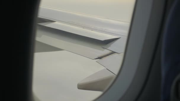 Flaps Cerrar Ala de avión Primer plano — Vídeos de Stock