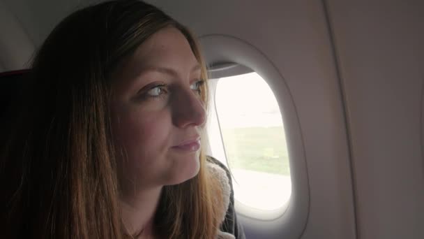 Menina no avião antes de decolar — Vídeo de Stock