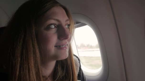 Dívka s rovnátky v letadle — Stock video