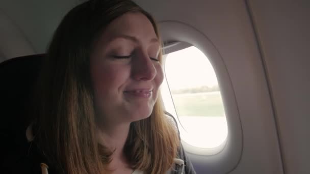 Menina feliz aplausos avião decolar — Vídeo de Stock
