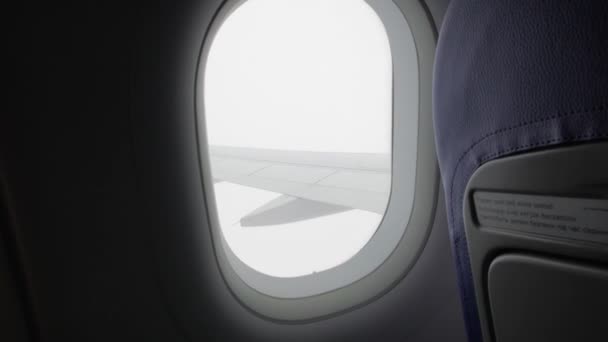 La niebla fuera de la ventana del avión — Vídeos de Stock