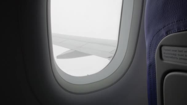 Turbulencia Niebla La ventana del avión — Vídeos de Stock