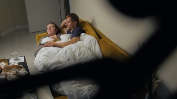 Mladý znuděný pár sledování televize — Stock video