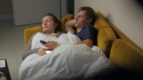 Młoda para oglądająca telewizję — Wideo stockowe