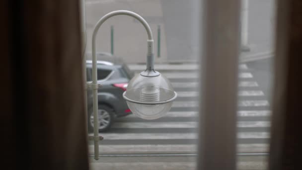 Passerelle de lanterne et voitures — Video