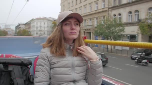 Triest meisje op een stadstour — Stockvideo