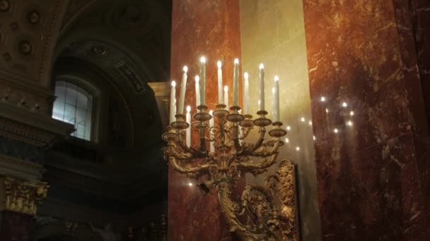 Свічки на стіні — стокове відео